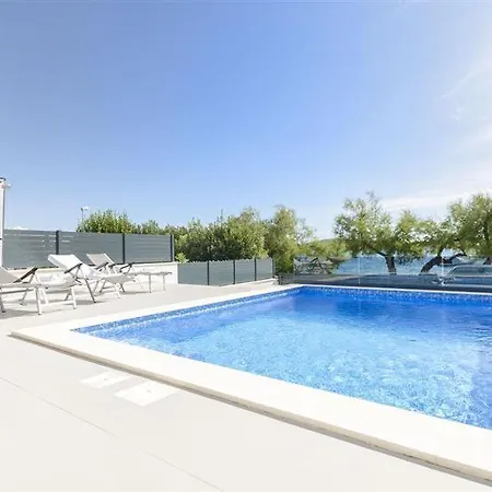 Adriatic With Pool Apartmán *